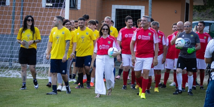 Venerdì sera , al centro sportivo di Pero dei Santi, è andata in scena ''La Nostra Partita del Cuore'', l'evento che ha visto affrontarsi l'ASD Valles e la squadra degli Amministratori della Valle Roveto in una sfida all'insegna del fair play